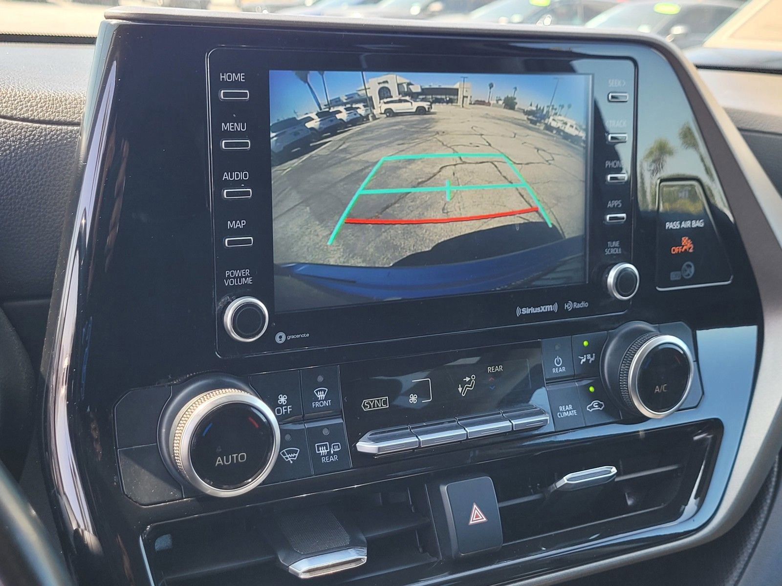 Used 2021 Toyota Highlander LE FWD image 18