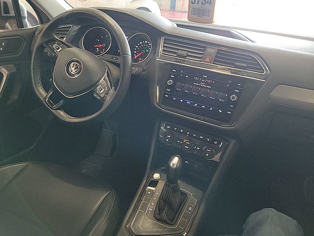 Used 2021 Volkswagen Tiguan SE FWD image 3