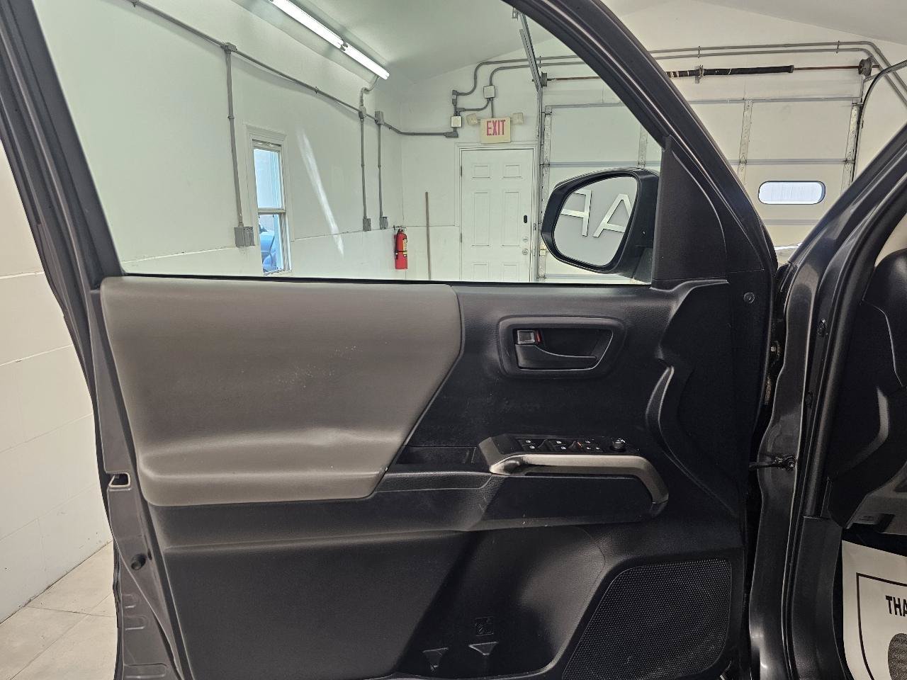 Used 2019 Toyota Tacoma SR5 AWD/4WD image 9