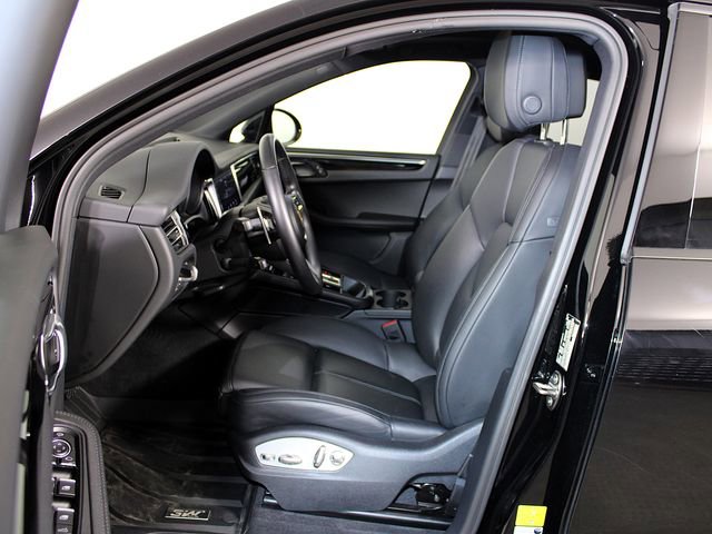 Certified 2024 Porsche Macan image 5