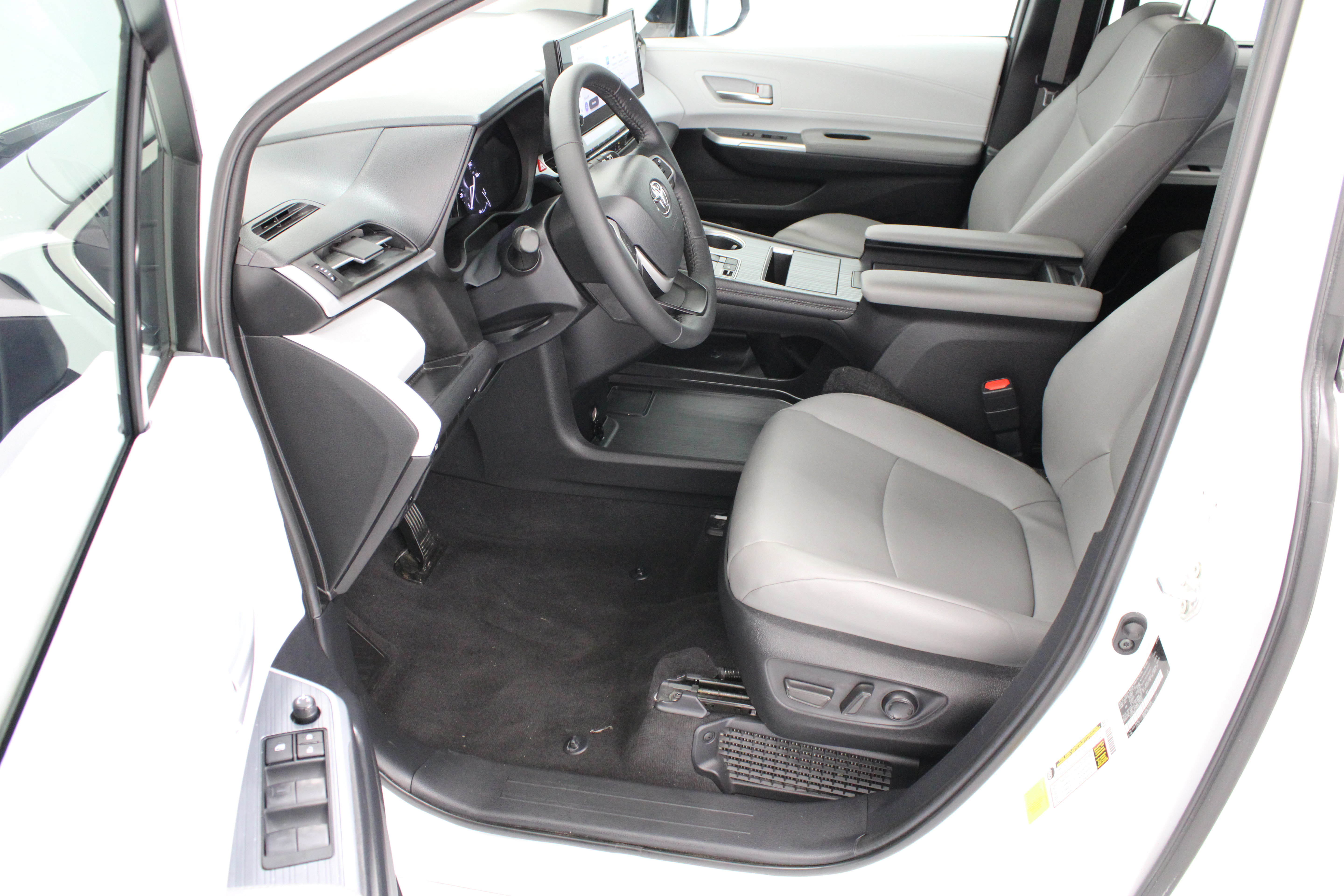Used 2025 Toyota Sienna XLE FWD image 14