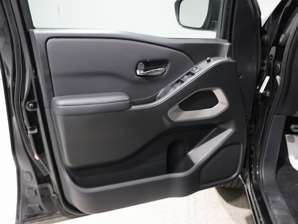 Used 2024 Nissan Frontier SV image 13