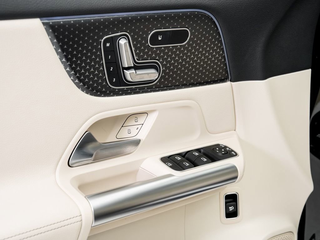 Used 2025 Mercedes-Benz GLA 250 4MATIC image 8