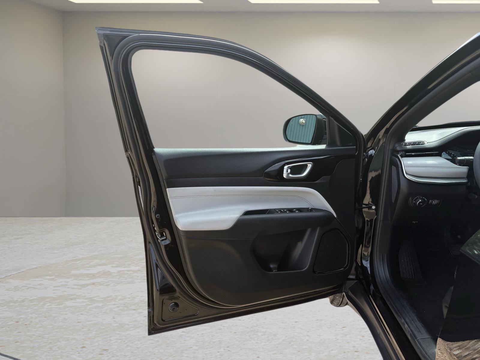 Used 2024 Jeep Compass Limited image 18