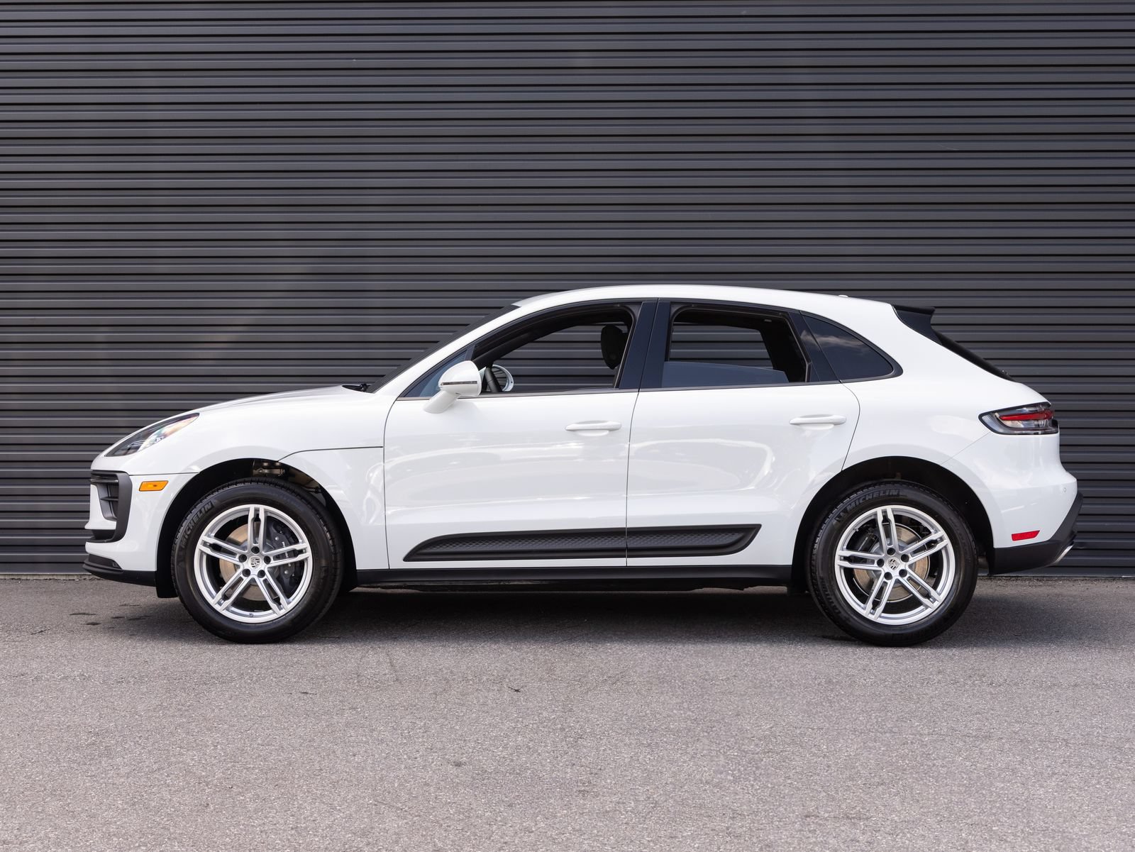 Certified 2026 Porsche Macan AWD/4WD image 2