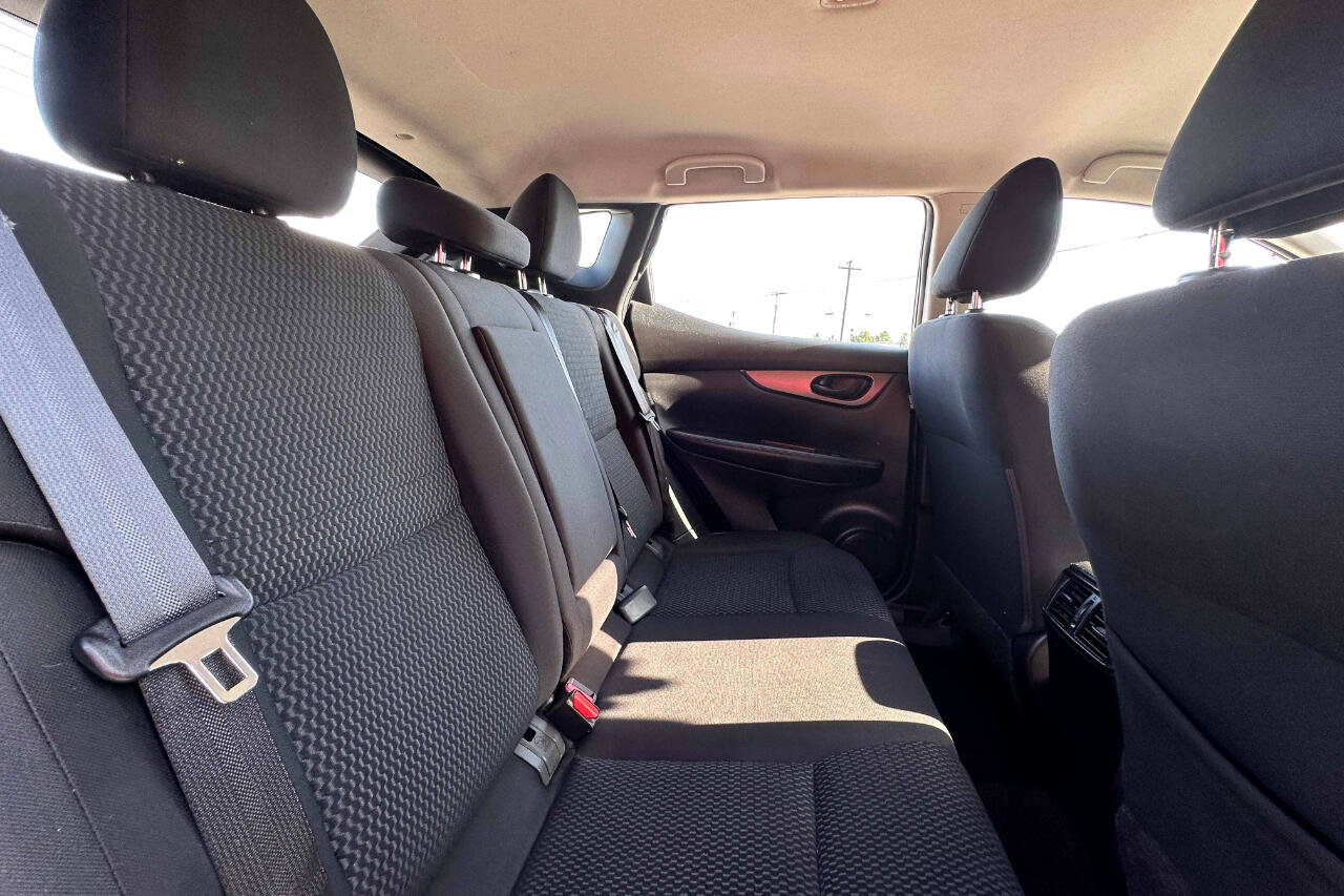 Used 2021 Nissan Rogue Sport S image 23