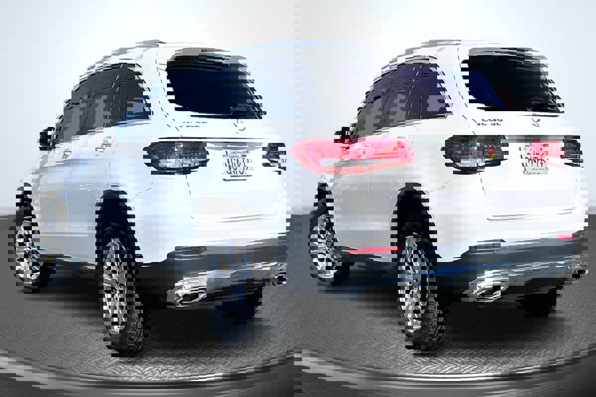 Used 2018 Mercedes-Benz GLC 300 SUV image 2