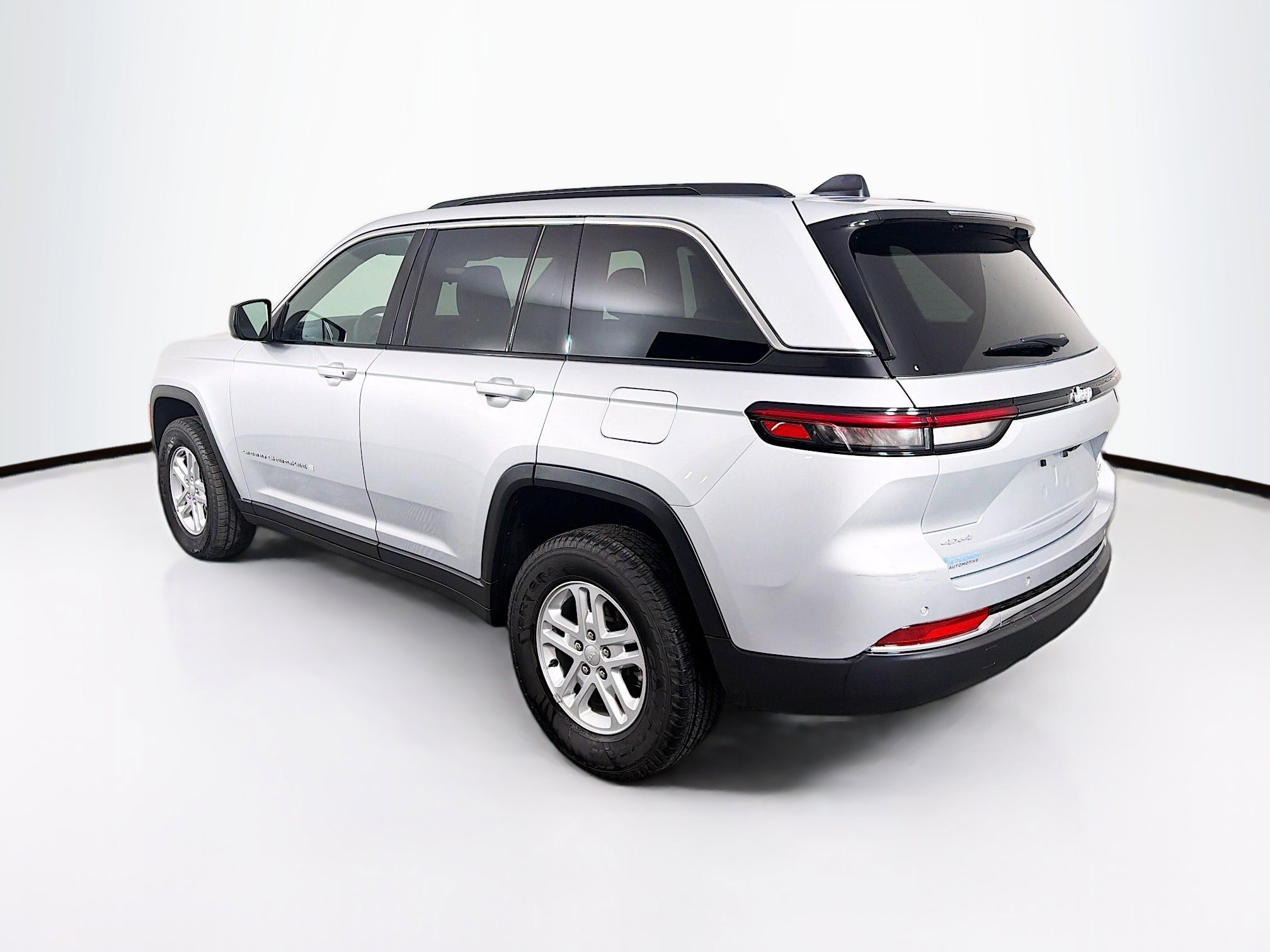 Used 2024 Jeep Grand Cherokee Laredo image 6