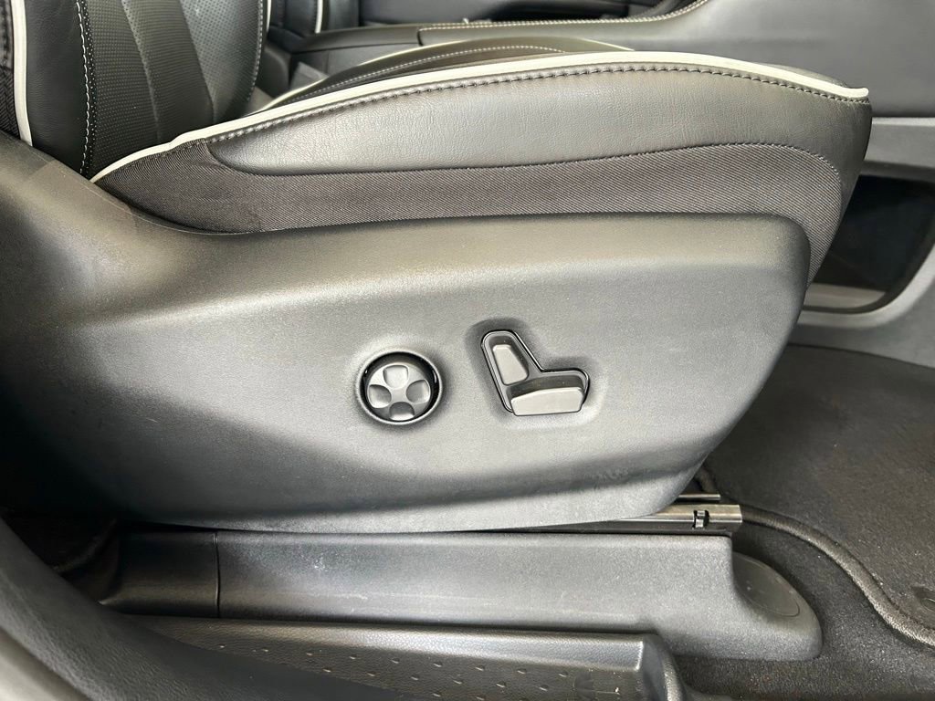 Used 2022 Chrysler Pacifica Limited w/ Uconnect Theater Family Group FWD image 30