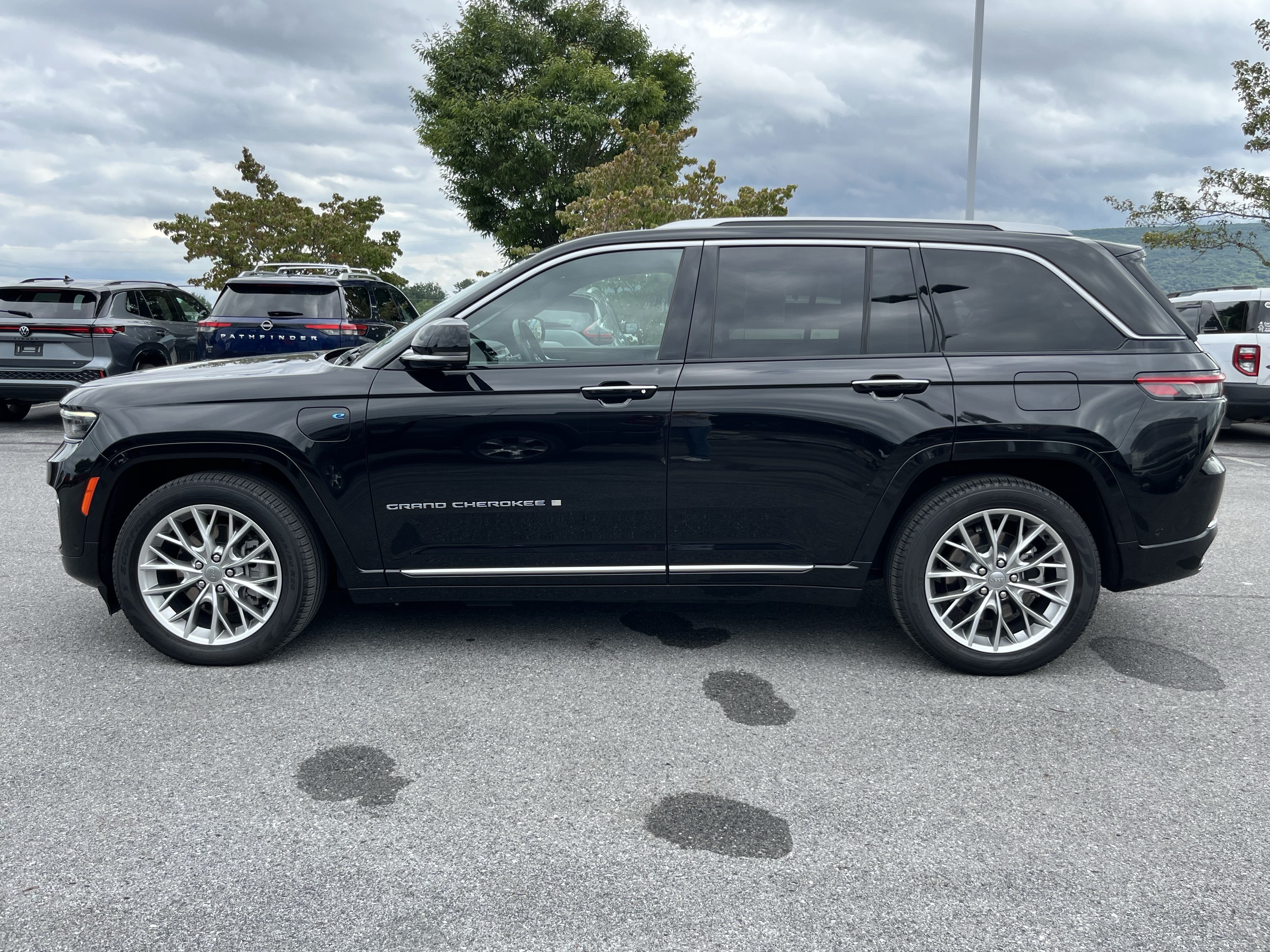 Used 2023 Jeep Grand Cherokee Summit w/ Advanced Protech Group IV AWD/4WD image 11