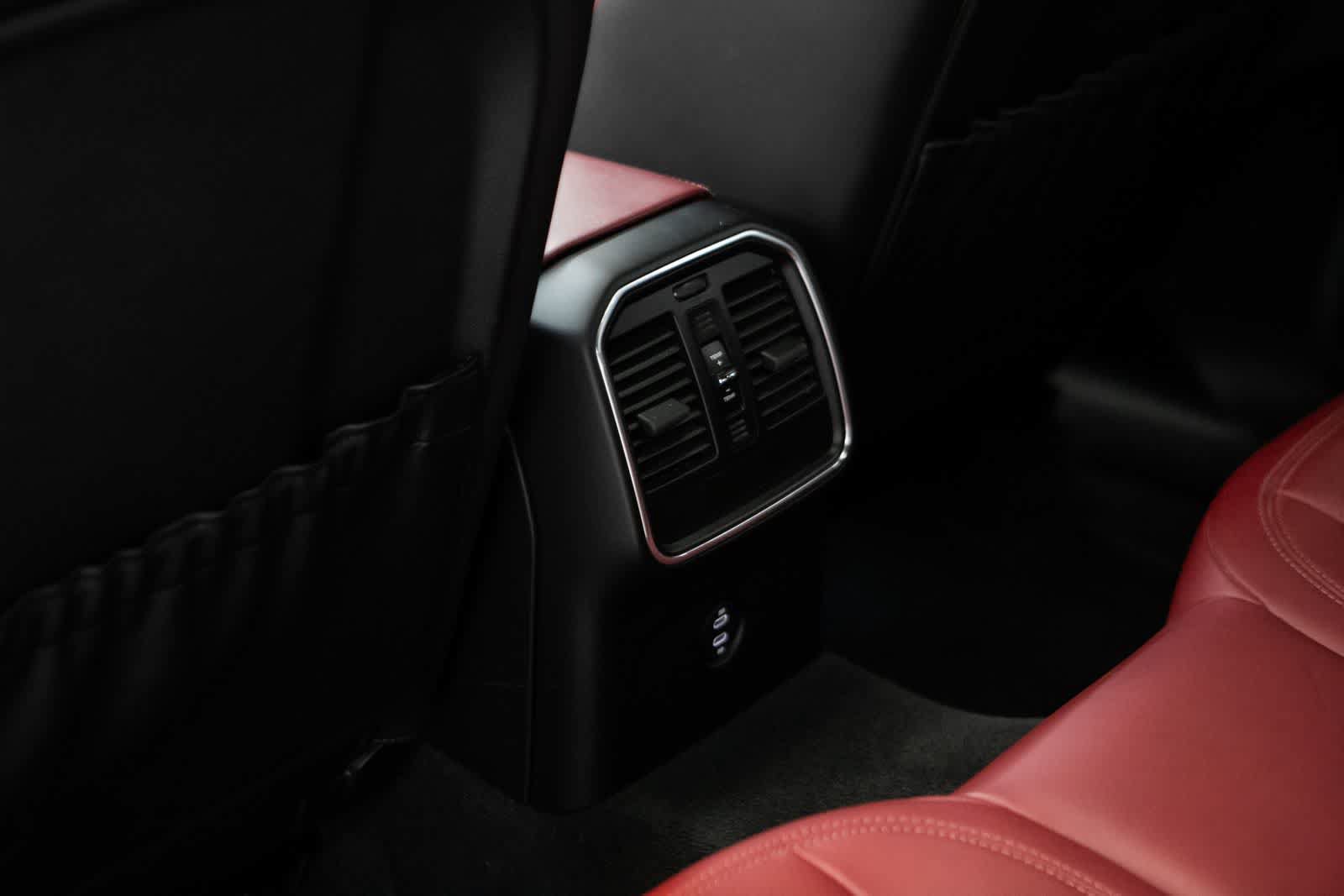 Certified 2022 Porsche Macan AWD/4WD image 30