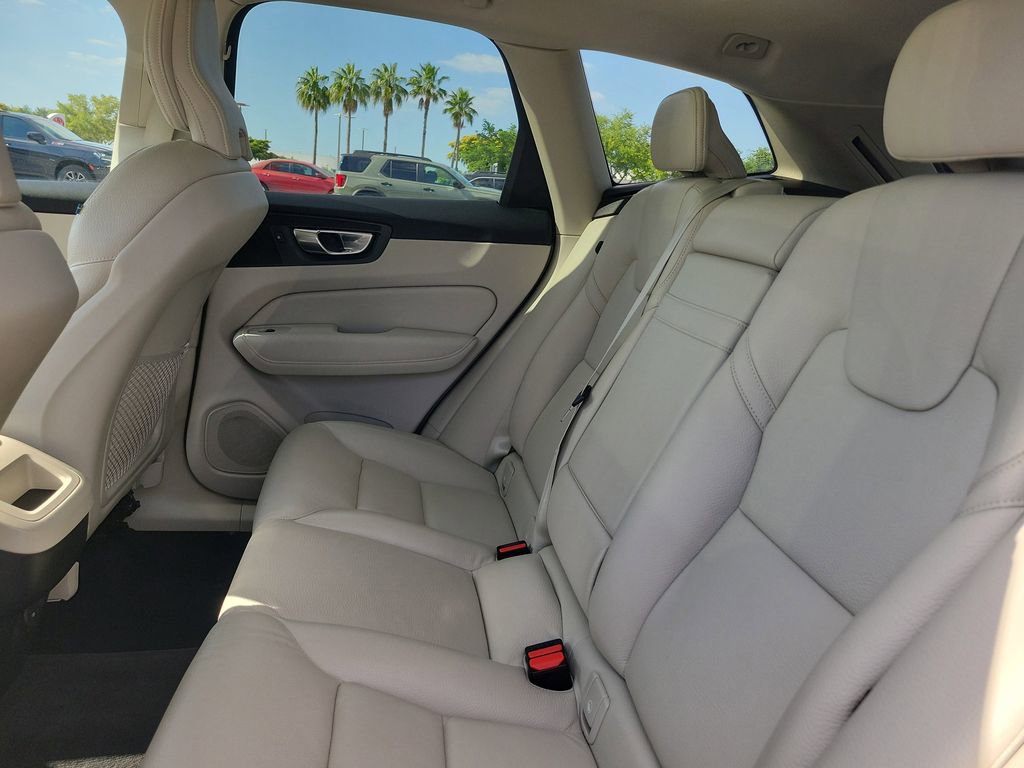 Used 2021 Volvo XC60 T5 Momentum w/ Protection Package Premier image 17