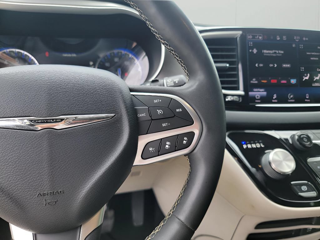 Used 2022 Chrysler Pacifica Touring-L FWD image 17