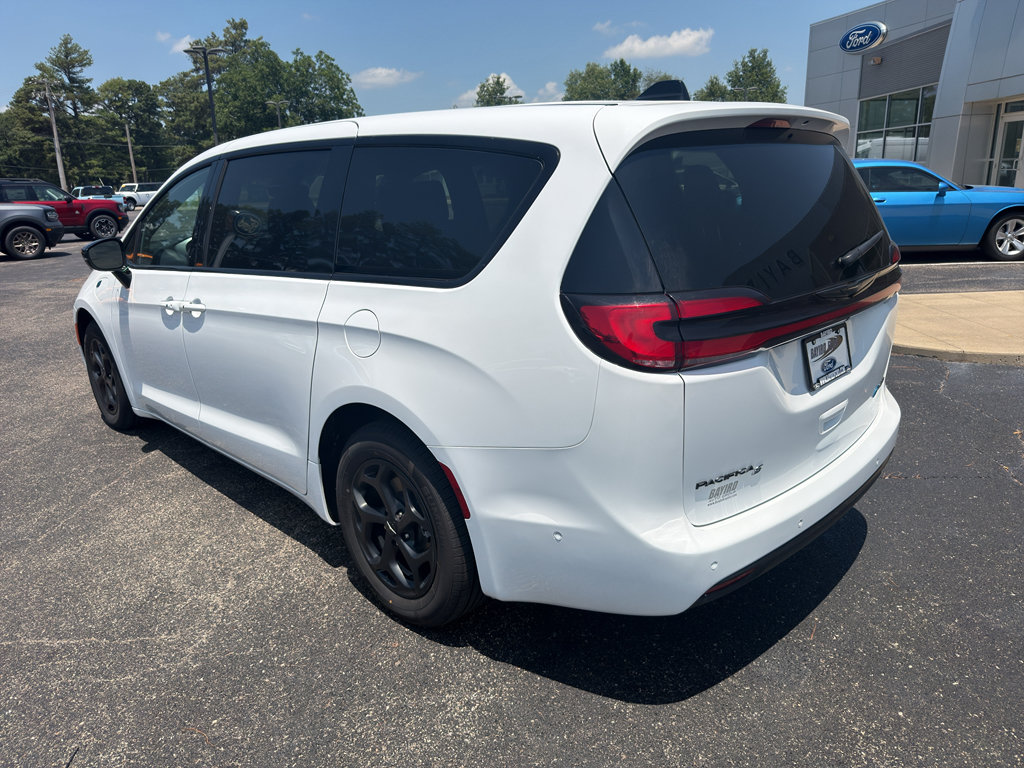 Used 2024 Chrysler Pacifica Limited FWD image 8