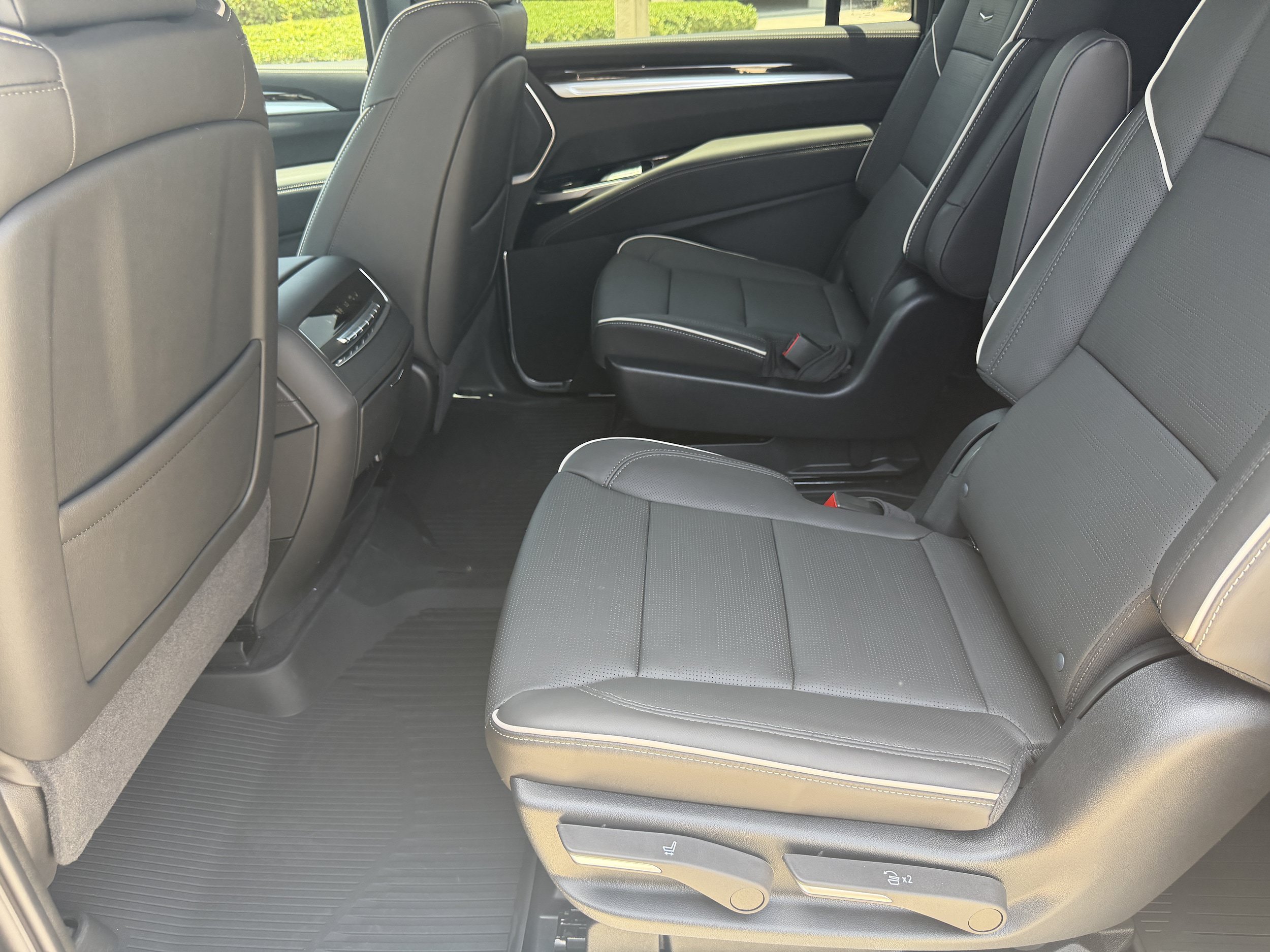 New 2026 Cadillac Escalade ESV Luxury w/ Touring Package AWD/4WD image 18