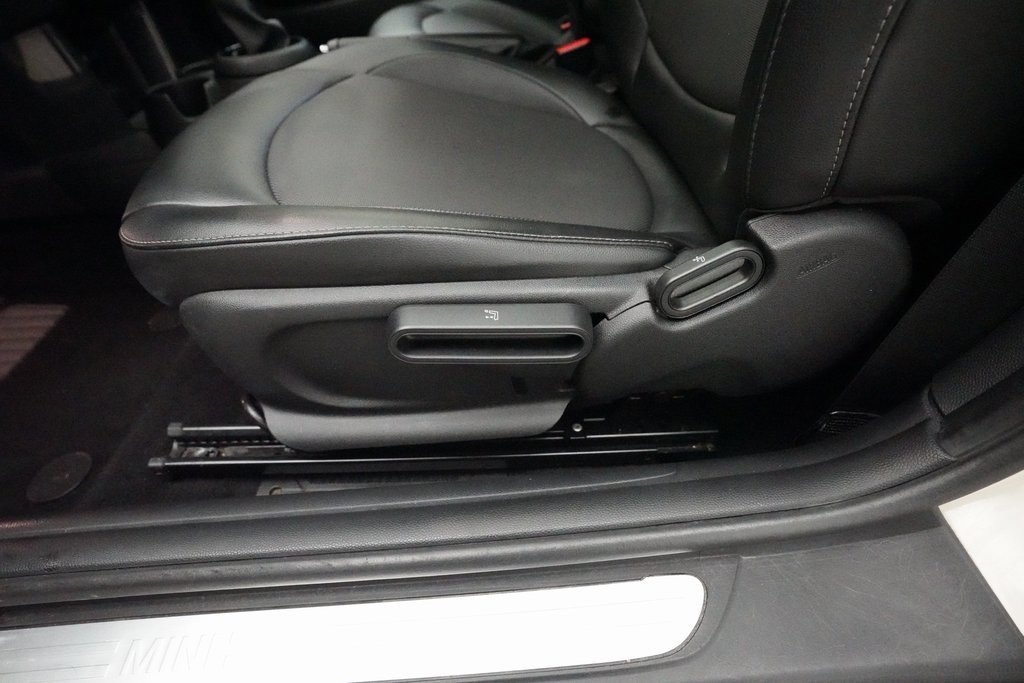 Used 2017 MINI Cooper 2-Door Hardtop image 27