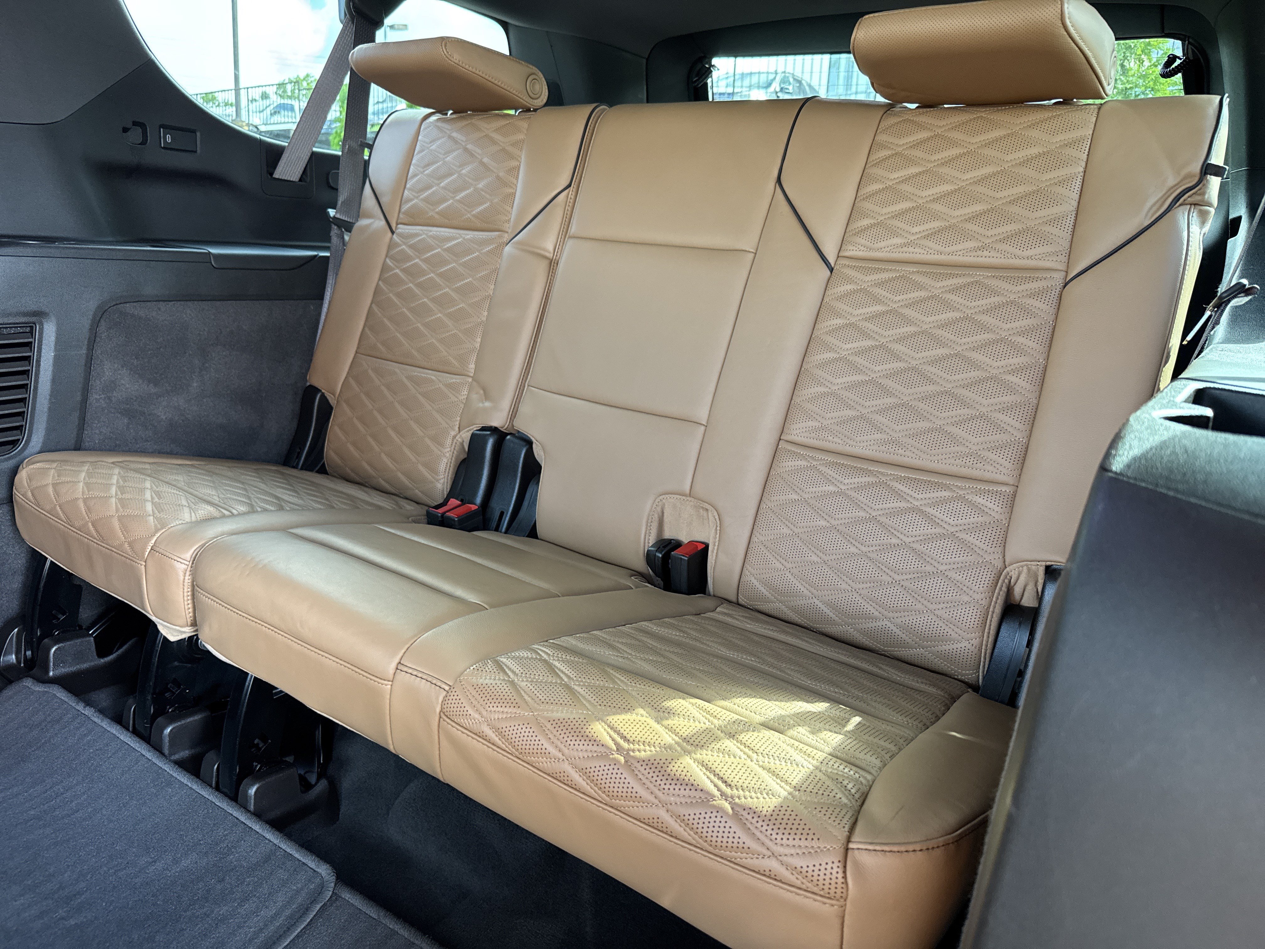 Used 2022 Cadillac Escalade ESV Premium Luxury w/ Performance Package AWD/4WD image 32