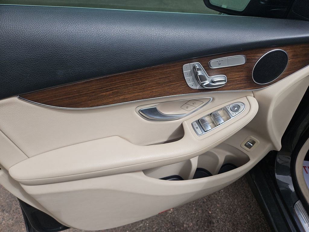 Used 2021 Mercedes-Benz GLC 300 4MATIC image 10