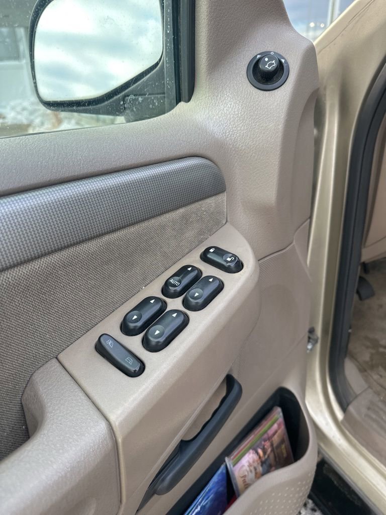 Used 2003 Ford Explorer XLT image 9