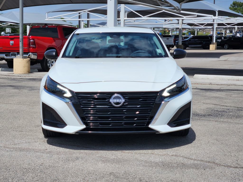 Used 2025 Nissan Altima 2.5 SV FWD image 2