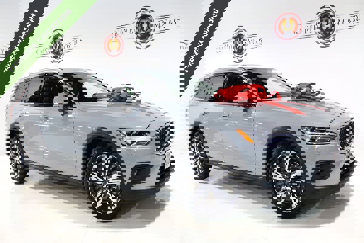 Used 2025 Volvo V60 B5 Cross Country Plus image 1