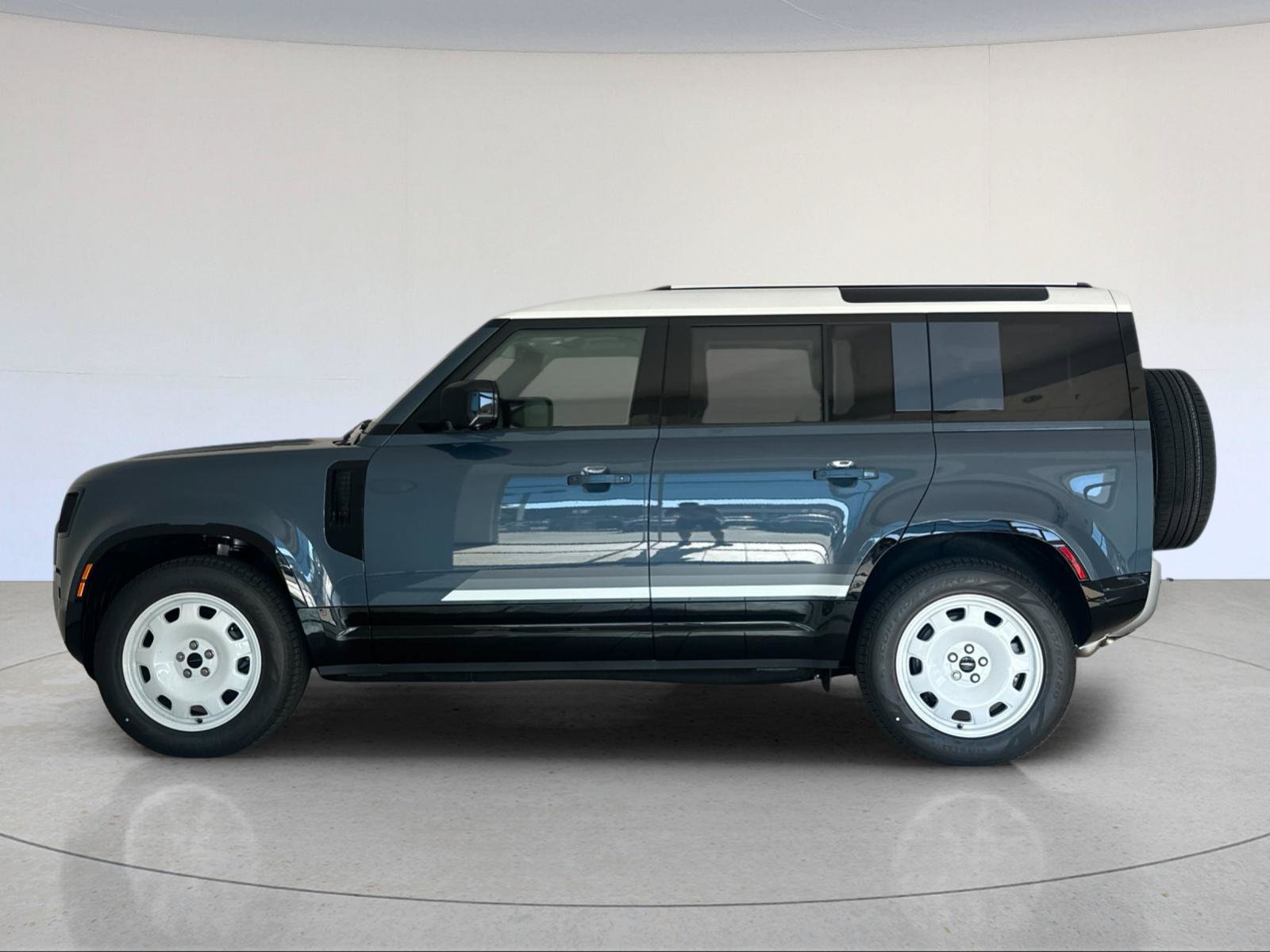 New 2026 Land Rover Defender 110 X-Dynamic SE AWD/4WD image 3