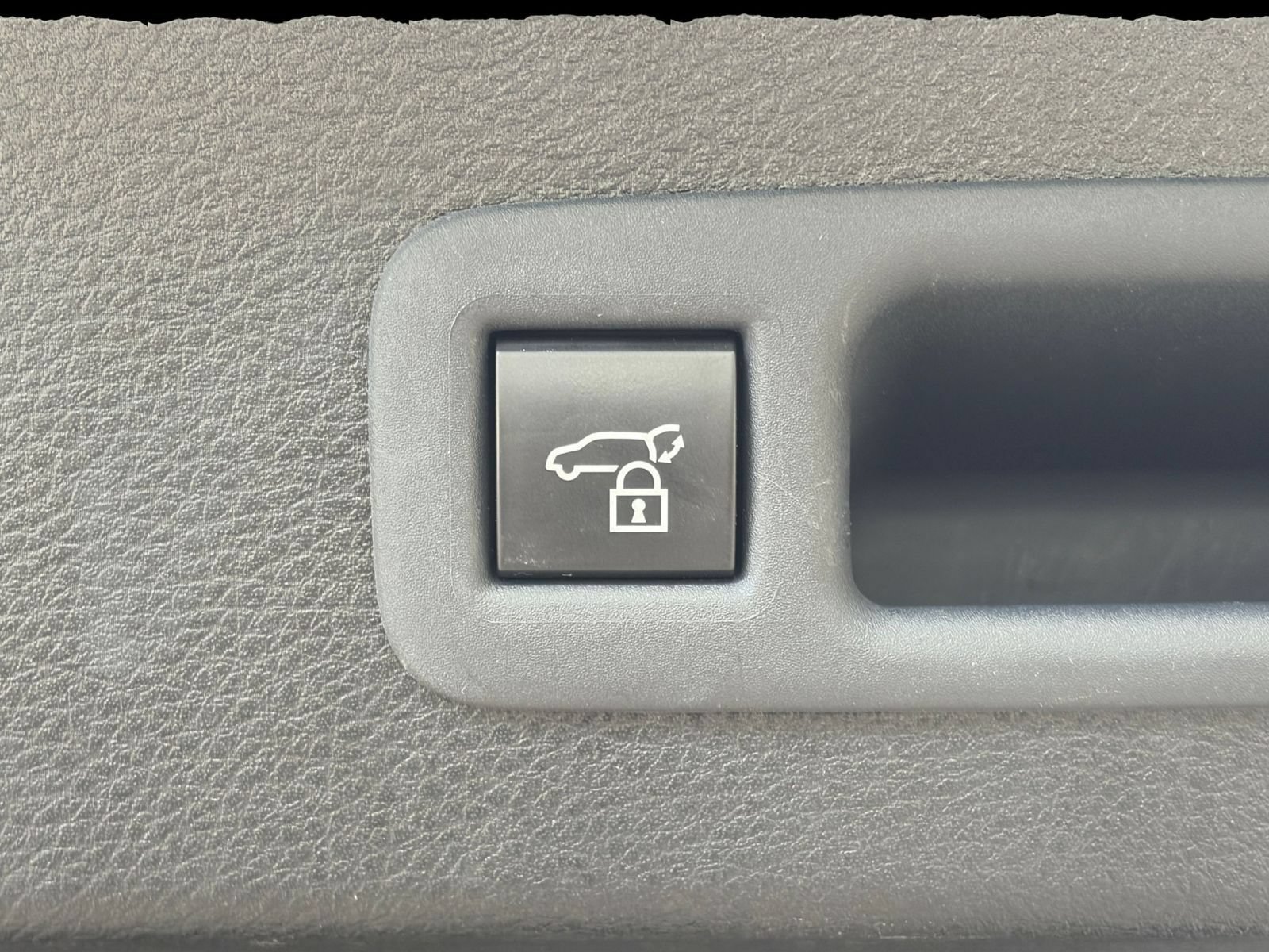 Used 2025 Toyota Sienna XLE FWD image 24
