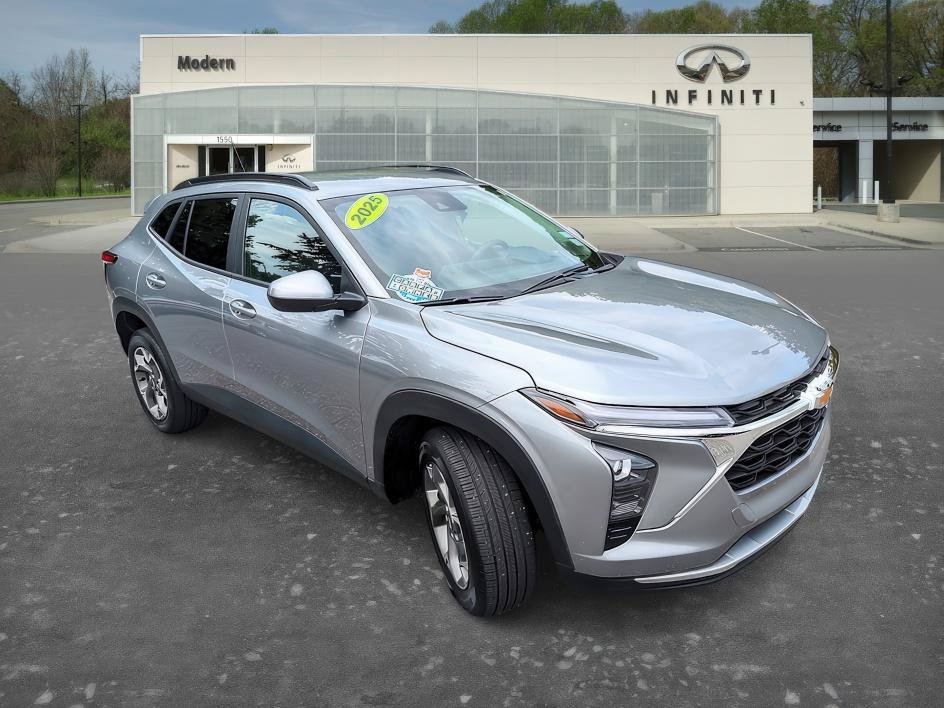Used 2025 Chevrolet Trax LT FWD image 2