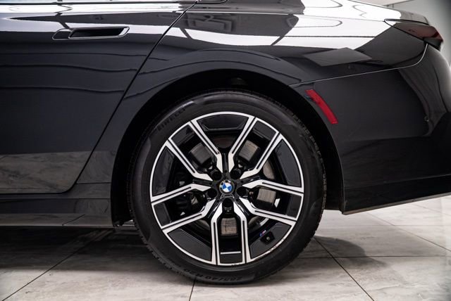 Used 2023 BMW 760i xDrive image 33
