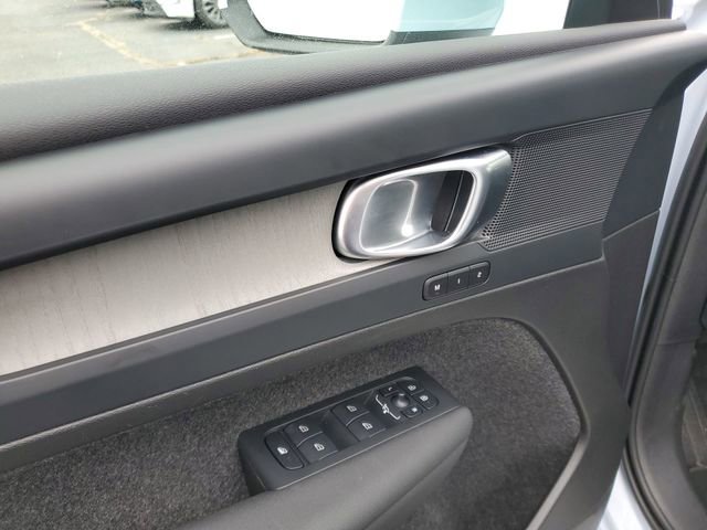 Used 2025 Volvo XC40 B5 Core image 23