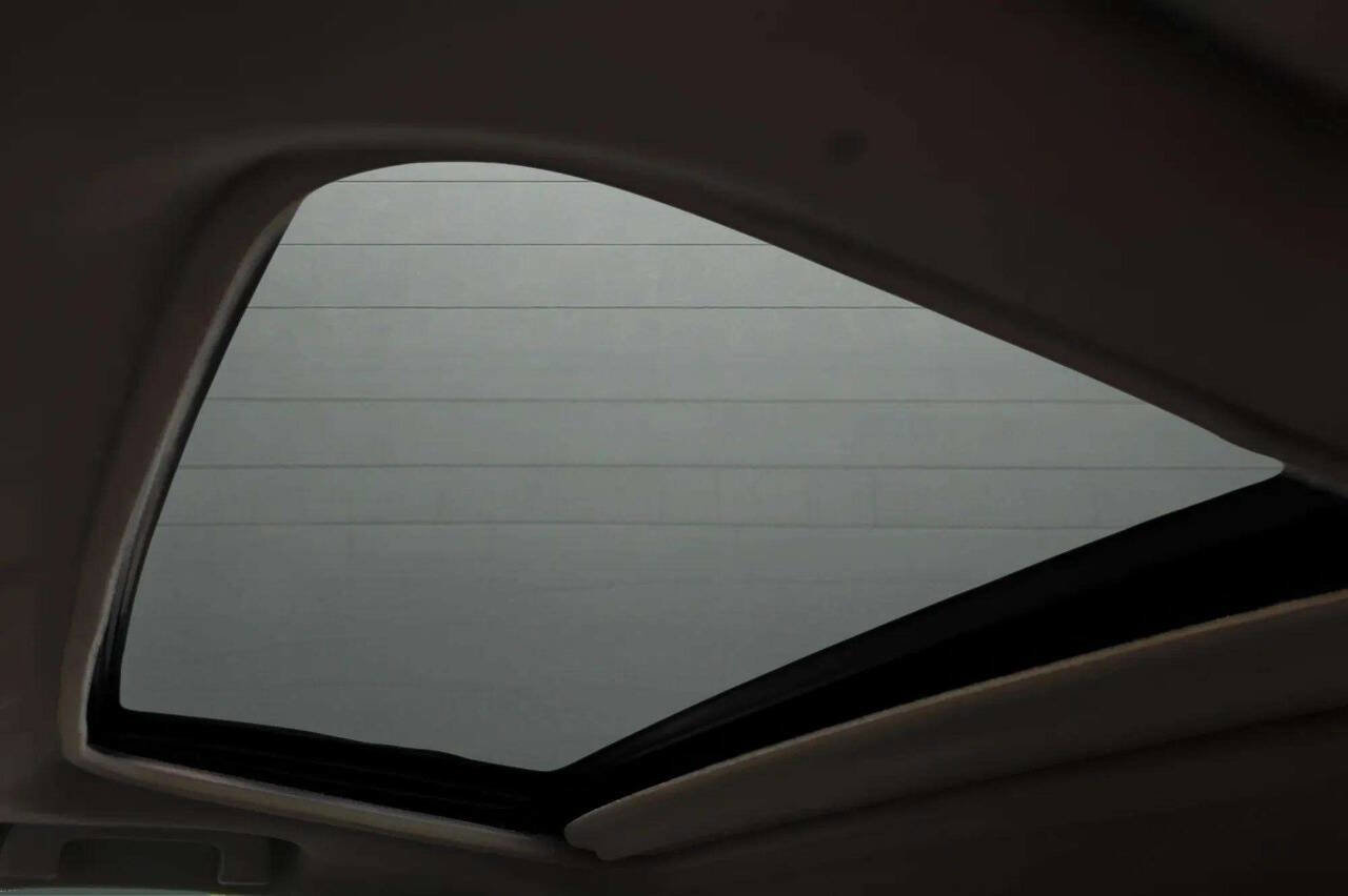 Used 2015 Toyota RAV4 XLE image 16