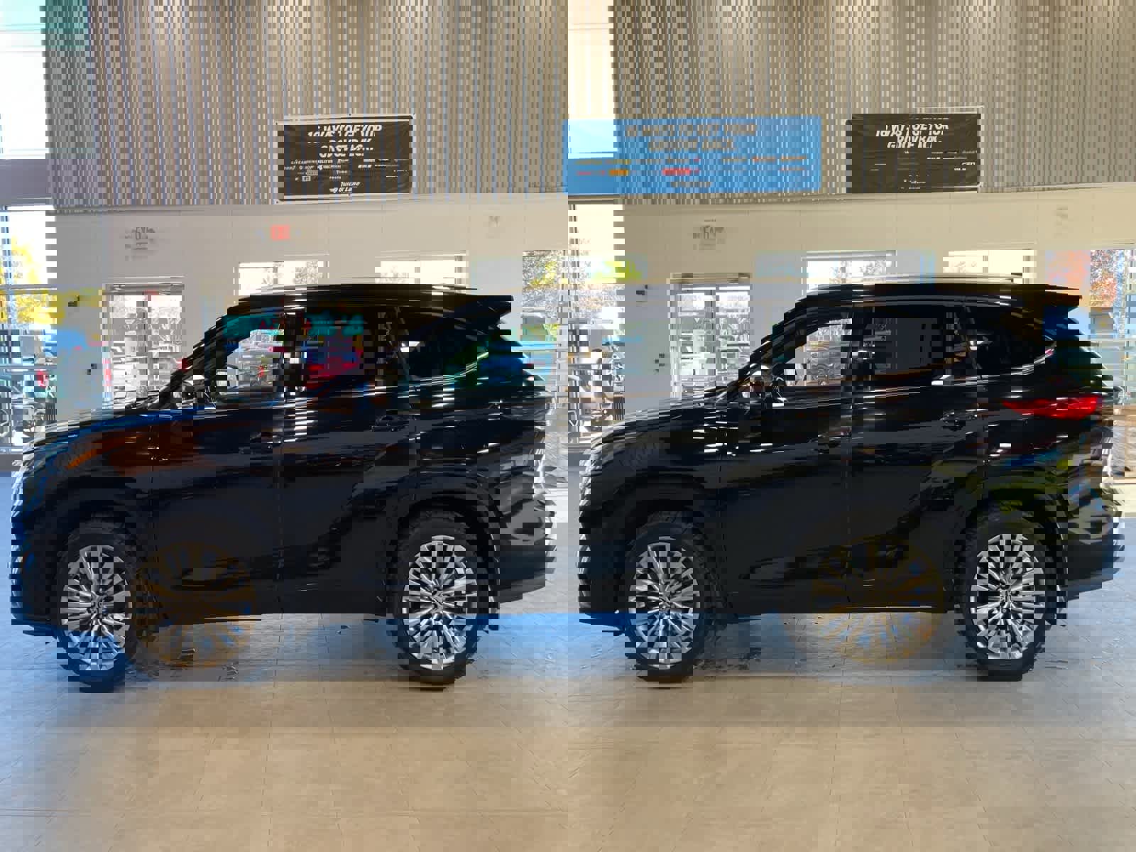 Used 2023 Toyota Highlander L image 8