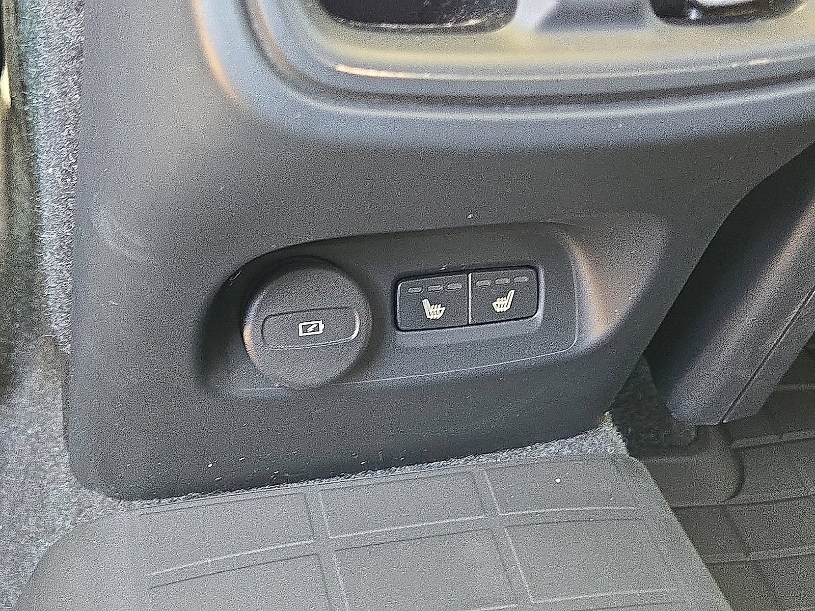 Certified 2026 Volvo XC40 B5 Plus AWD/4WD image 16