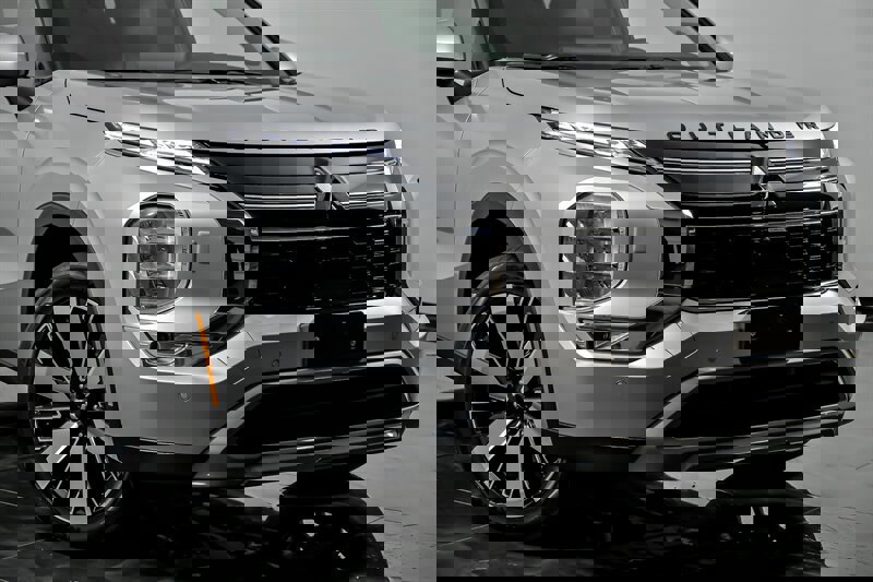 New 2025 Mitsubishi Outlander SE image 2