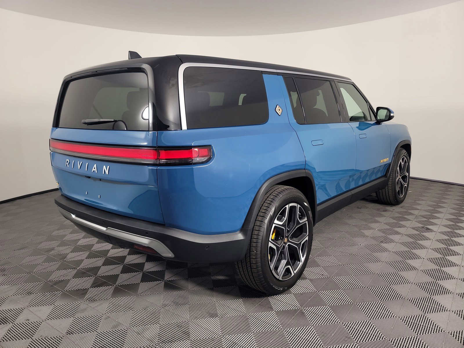 Used 2023 Rivian R1S Adventure AWD/4WD image 5