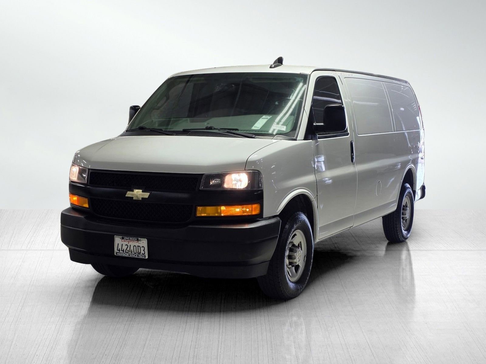 Used 2021 Chevrolet Express 2500 w/ Driver Convenience Package RWD image 3