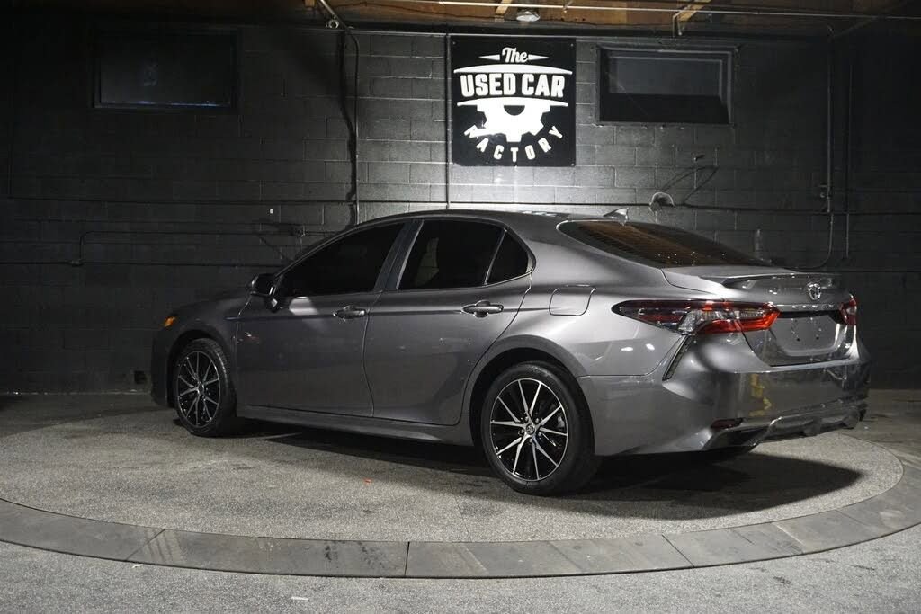 Used 2022 Toyota Camry SE FWD image 3