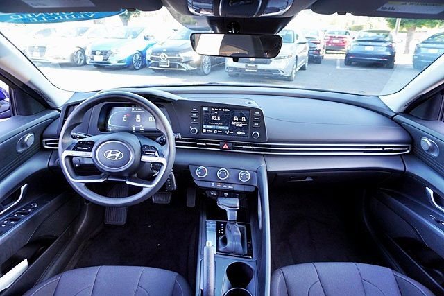 Certified 2025 Hyundai Elantra SE w/ Cargo Package image 17
