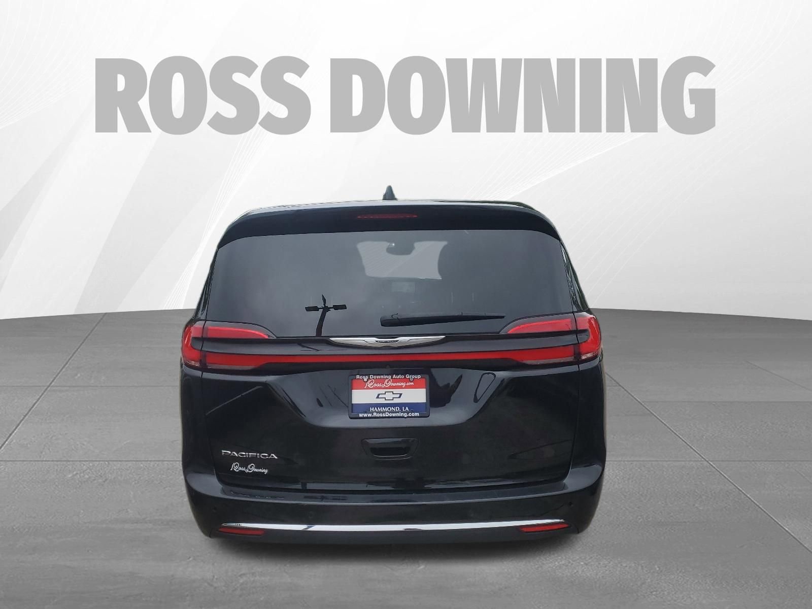 Used 2025 Chrysler Pacifica Select FWD image 5