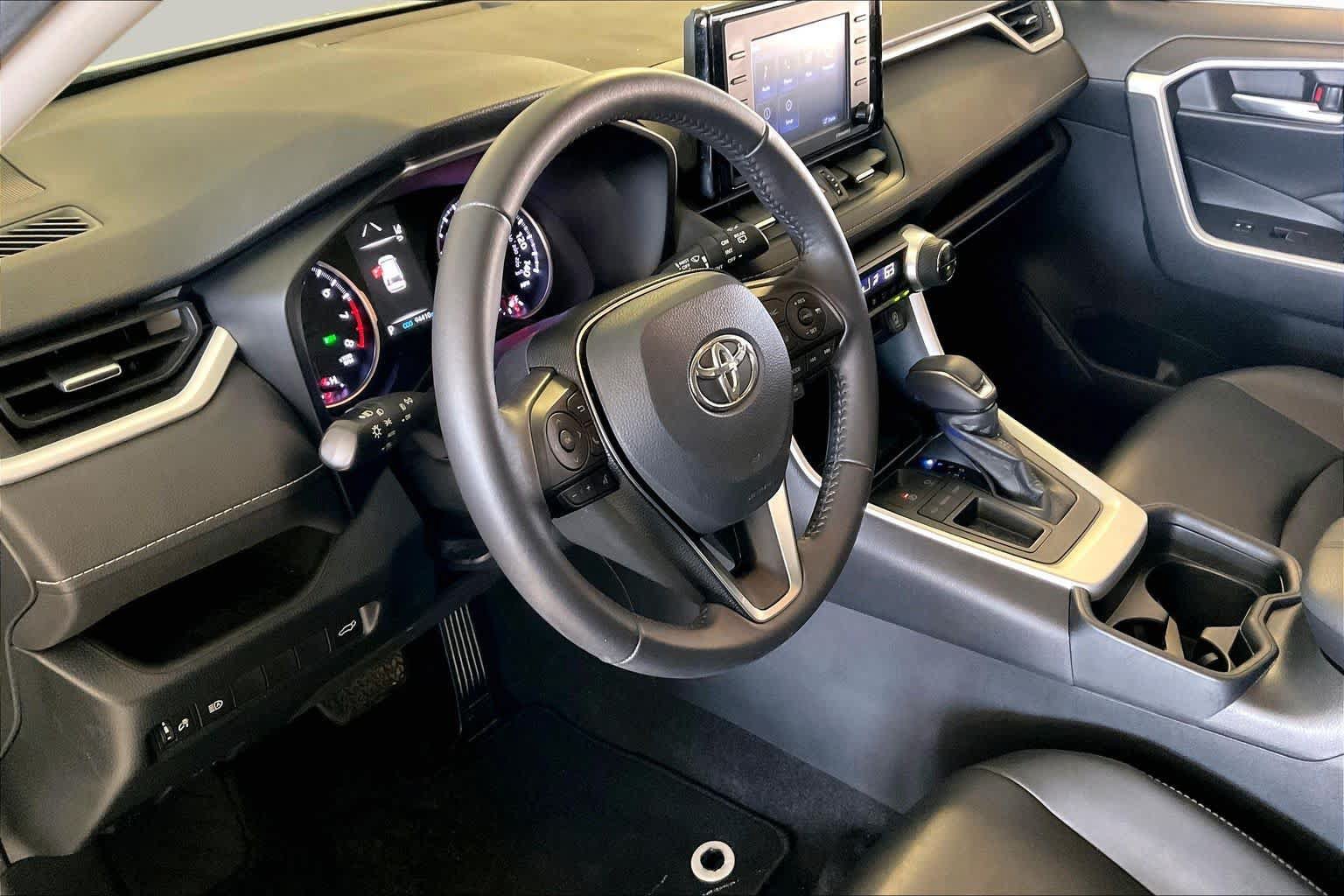 Used 2020 Toyota RAV4 XLE Premium FWD image 16