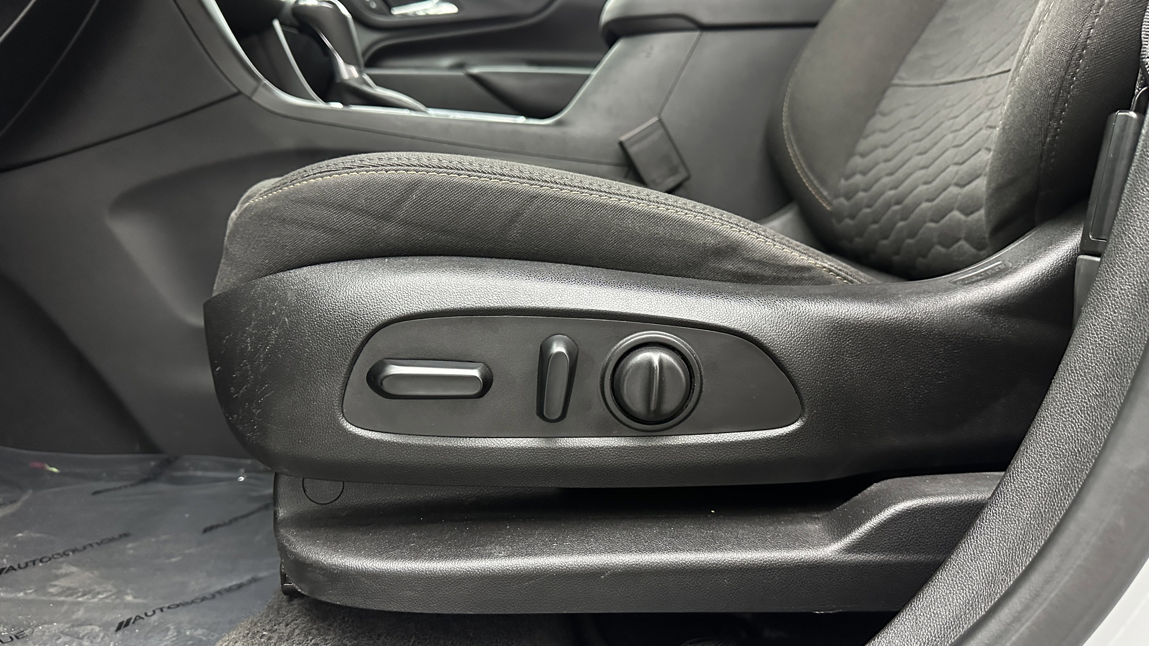 Used 2019 Chevrolet Equinox LT image 11