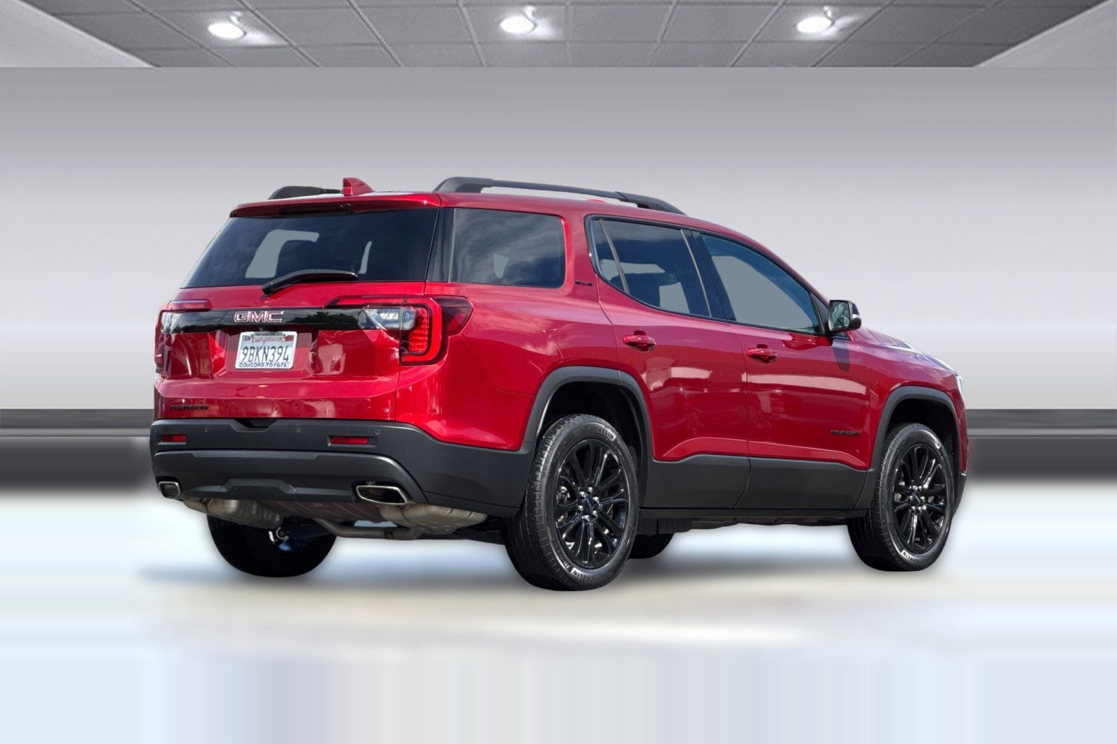 Used 2022 GMC Acadia SLE w/ Driver Convenience Package image 3