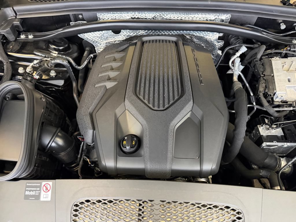 Certified 2026 Porsche Macan AWD/4WD image 26