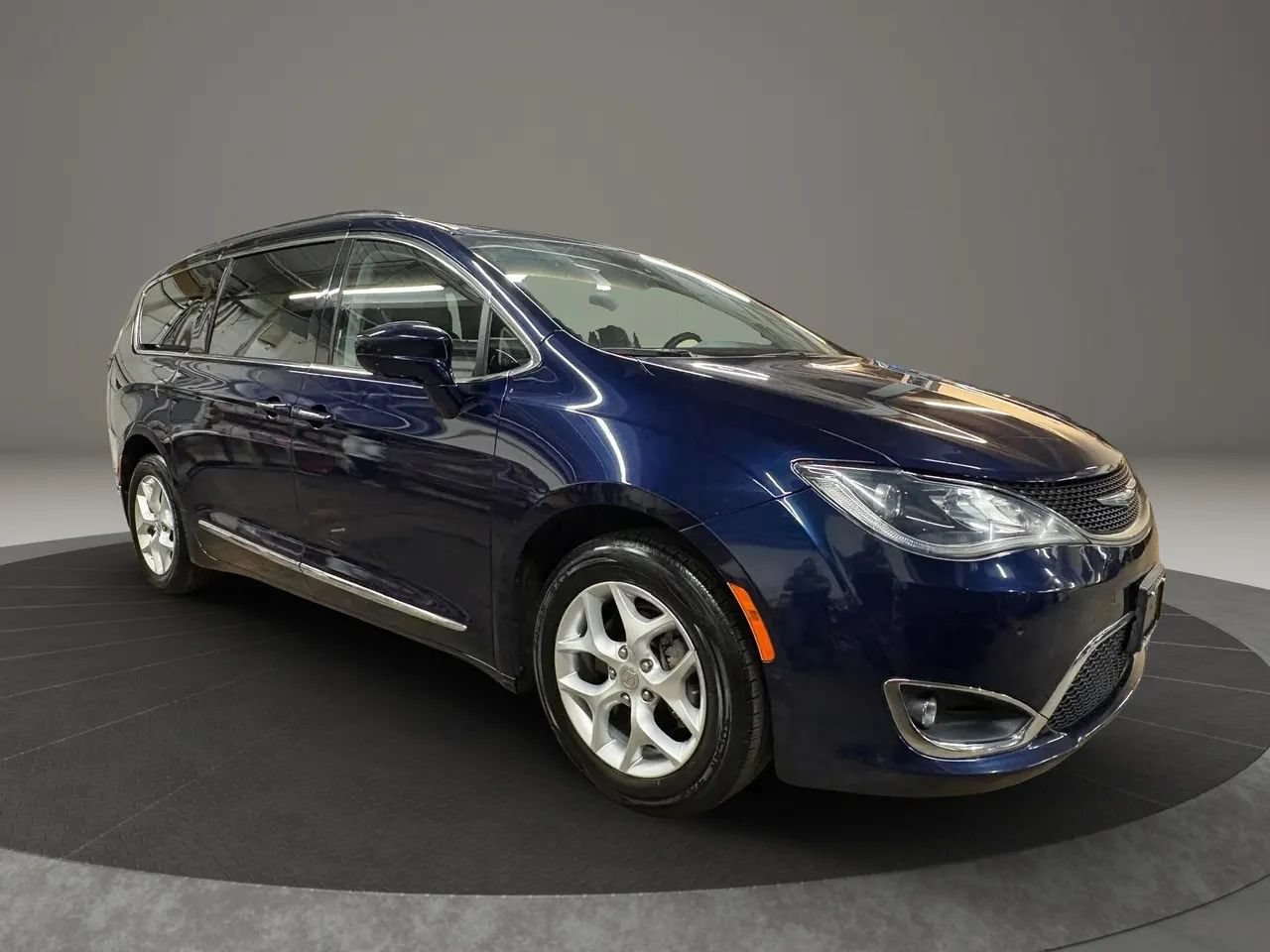 Used 2017 Chrysler Pacifica Touring-L Plus w/ Advanced Safetytec Group FWD image 2