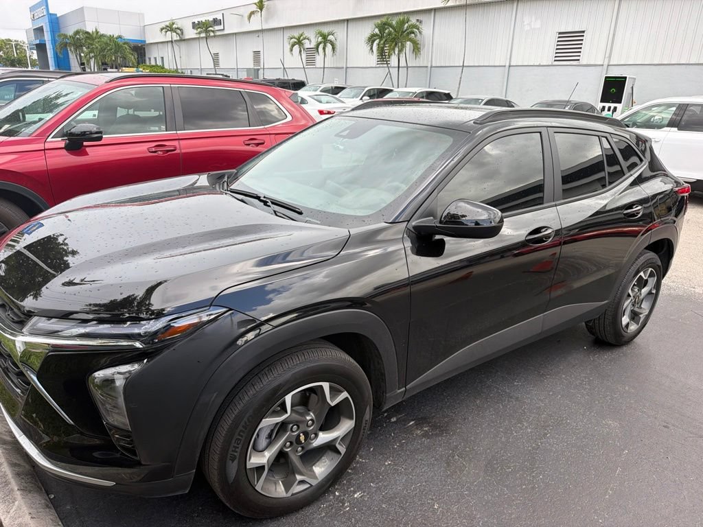 Used 2026 Chevrolet Trax LT FWD image 3