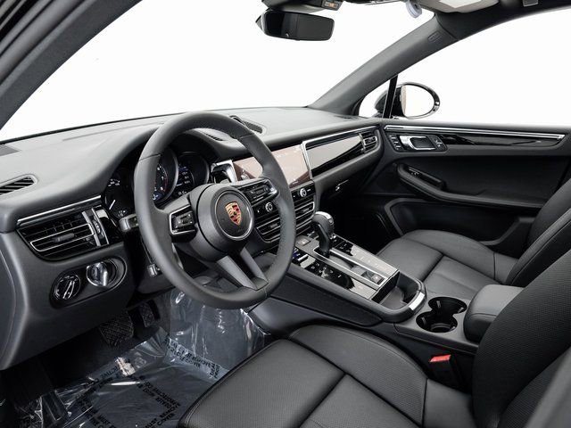 Certified 2025 Porsche Macan image 4