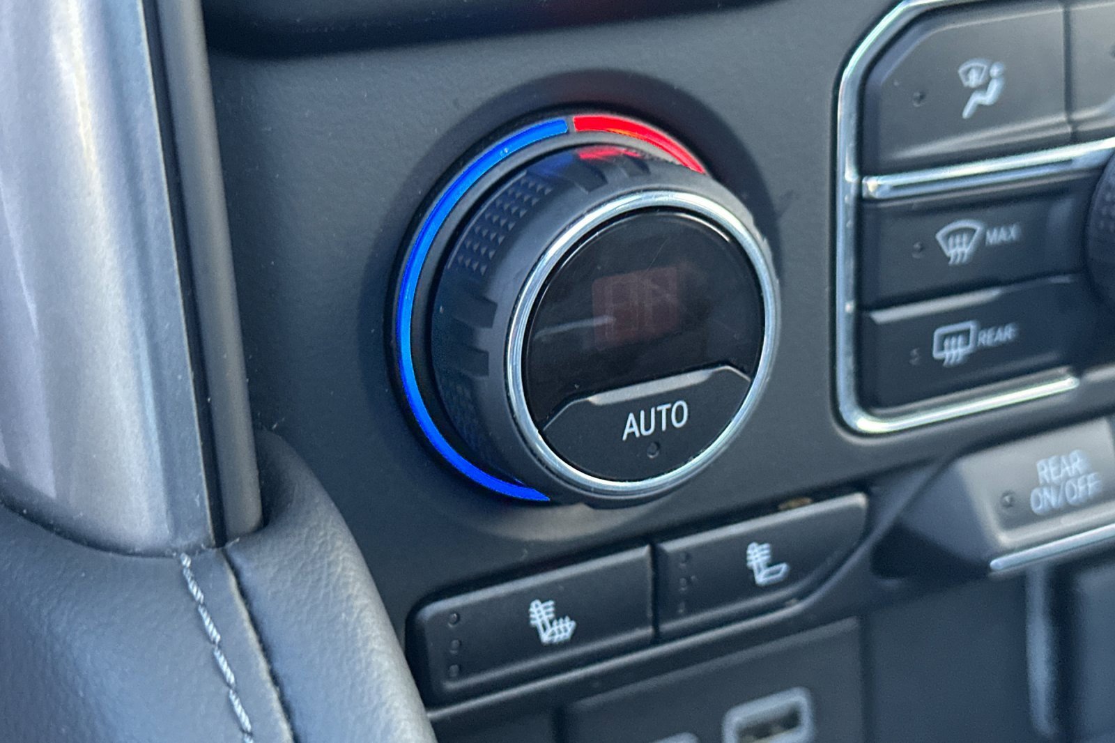 Used 2024 Chevrolet Suburban Z71 image 30