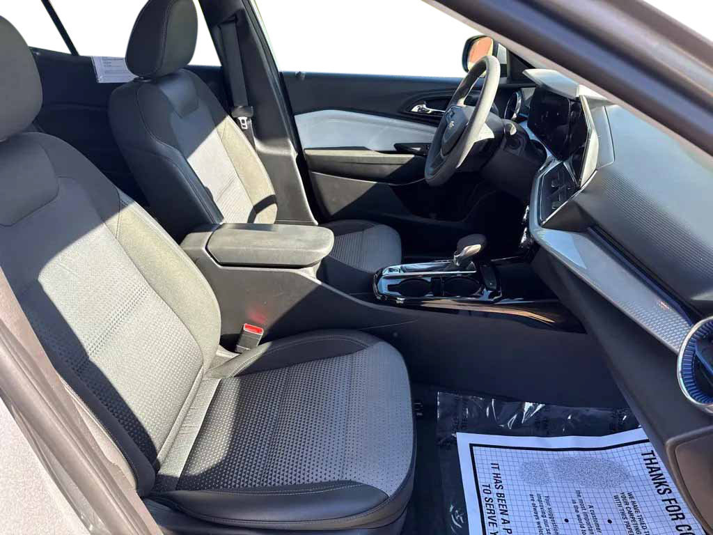 Used 2025 Chevrolet Trax LT FWD image 14