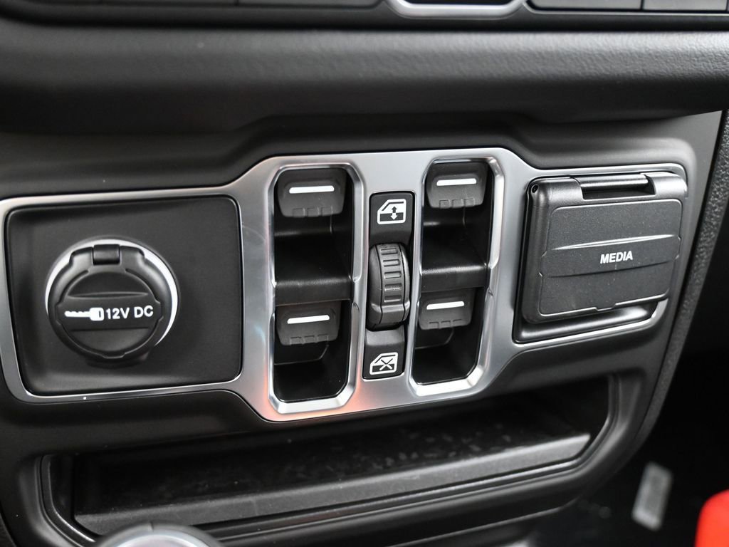 Used 2025 Jeep Wrangler Unlimited Sahara AWD/4WD image 21