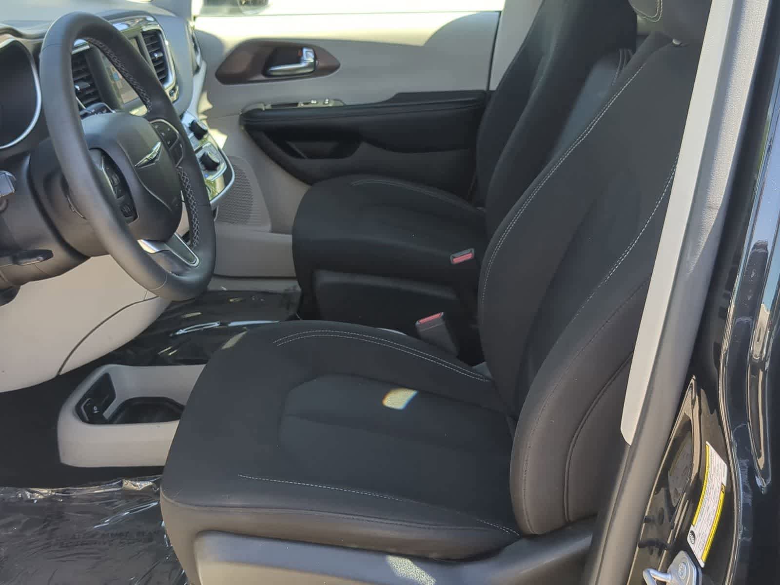 Used 2022 Chrysler Voyager LX FWD image 16